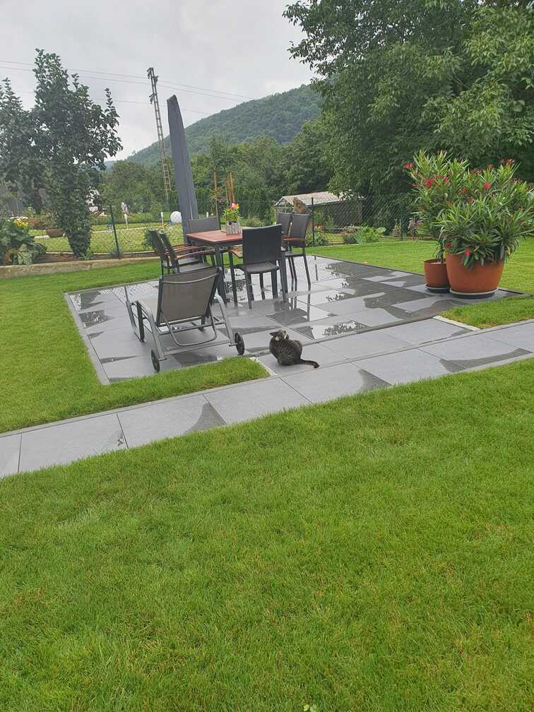 Komplette Gartengestaltung mit Terrasse und Bepflanzung