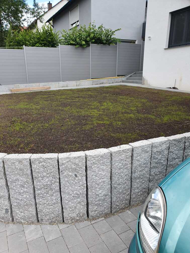 Moderner Poolbau mit eleganter Umrandung im Privatgarten